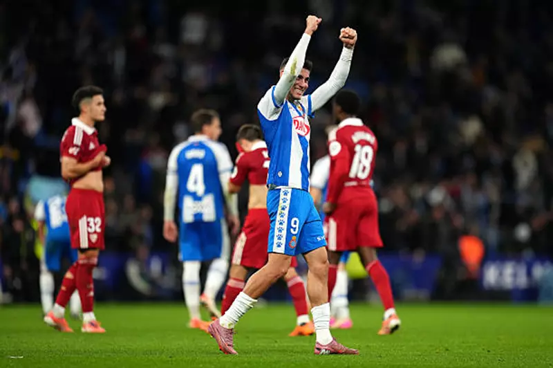 إسبانيول يستعيد ذاكرة الانتصارات بالفوز على إشبيلية