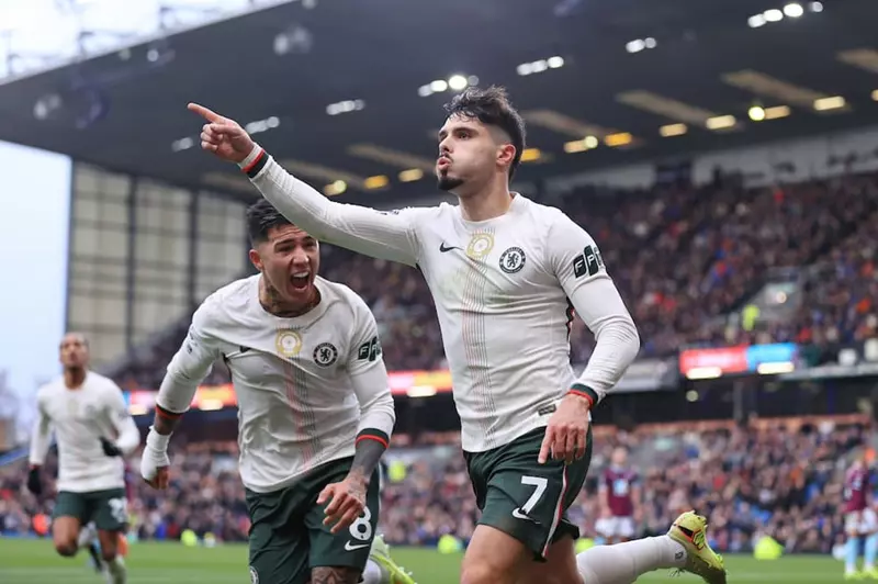 تشيلسي يتجاوز عقبة بيرنلي ويرتقي إلى وصافة البريميرليج