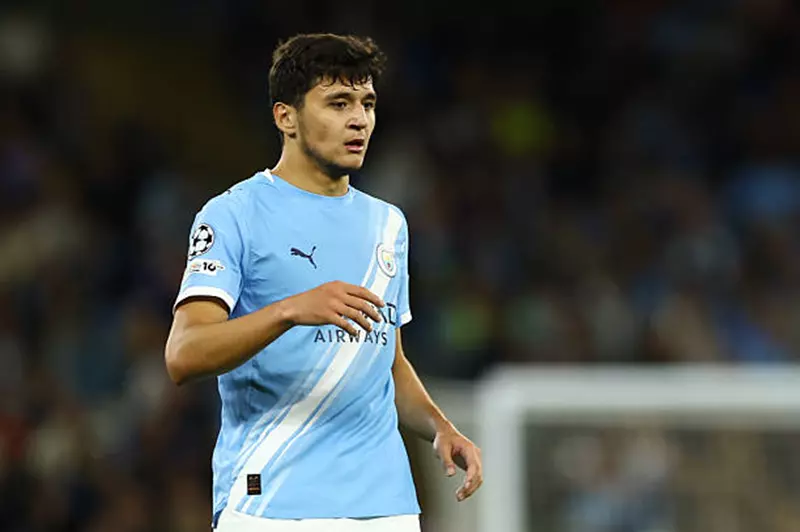 هل ينجو خوسانوف من زحام دفاع مانشستر سيتي؟